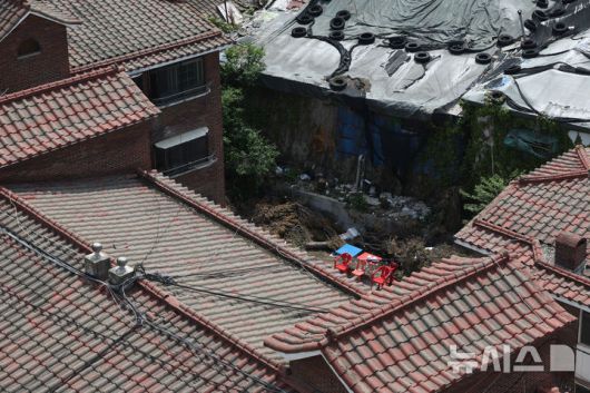 [서울=뉴시스] 김진아 기자 = 8일 서울 노원구 중계본동 마지막 달동네 '백사마을' 철거가 시작됐다.  노원구 중계본동 30-3번지 일대는 최고 35층 26동 3178가구 아파트 단지로 재개발한다. 이곳은 1960년대 후반 서울 도심 개발로 밀려난 철거민들이 '산 104번지'에 집단 이주하면서 형성돼 백사마을로 불린다. 2025.05.08. bluesoda@newsis.com