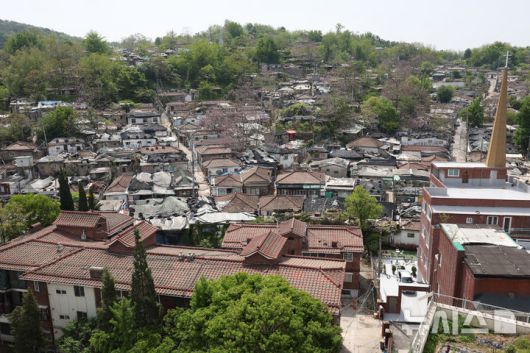 [서울=뉴시스] 김진아 기자 = 8일 서울 노원구 중계본동 마지막 달동네 '백사마을' 철거가 시작됐다.  노원구 중계본동 30-3번지 일대는 최고 35층 26동 3178가구 아파트 단지로 재개발한다. 이곳은 1960년대 후반 서울 도심 개발로 밀려난 철거민들이 '산 104번지'에 집단 이주하면서 형성돼 백사마을로 불린다. 2025.05.08. bluesoda@newsis.com