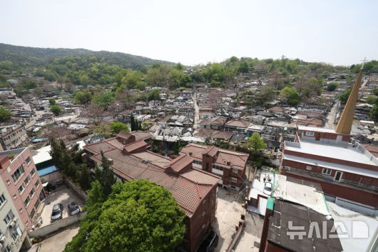 [서울=뉴시스] 김진아 기자 = 지난 8일 서울 노원구 중계본동 마지막 달동네 '백사마을' 철거가 시작됐다.  노원구 중계본동 30-3번지 일대는 최고 35층 26동 3178가구 아파트 단지로 재개발한다. 이곳은 1960년대 후반 서울 도심 개발로 밀려난 철거민들이 '산 104번지'에 집단 이주하면서 형성돼 백사마을로 불린다. 2025.05.27. bluesoda@newsis.com