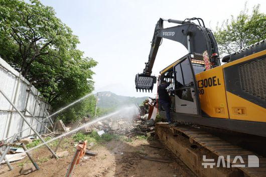 [서울=뉴시스] 김진아 기자 = 8일 서울 노원구 중계본동 마지막 달동네 '백사마을' 철거가 시작되고 있다.  노원구 중계본동 30-3번지 일대는 최고 35층 26동 3178가구 아파트 단지로 재개발한다. 이곳은 1960년대 후반 서울 도심 개발로 밀려난 철거민들이 '산 104번지'에 집단 이주하면서 형성돼 백사마을로 불린다. 2025.05.08. bluesoda@newsis.com