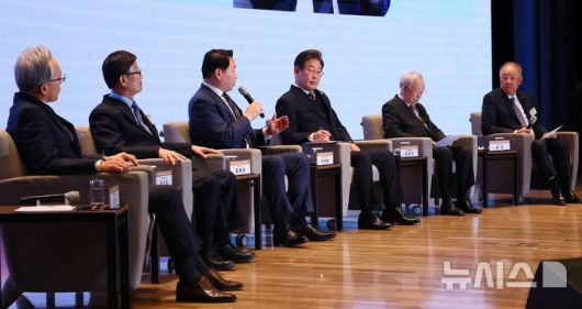 [서울=뉴시스] 국회사진기자단 = 이재명(왼쪽 네 번째) 더불어민주당 대선후보가 8일 서울 중구 대한상공회의소에서 열린 대선후보 초청 경제5단체장 간담회에서 최태원 대한상의 회장의 발언을 듣고 있다. 2025.05.08. photo@newsis.com