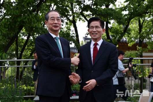 [서울=뉴시스] 권창회 기자 = 김문수 국민의힘 대통령 후보와 한덕수 무소속 대선 후보가 8일 오후 서울 여의도 국회 강변서재에서 '후보 단일화' 관련 회동을 하며 기념촬영하고 있다. (공동취재) 2025.05.08. photo@newsis.com