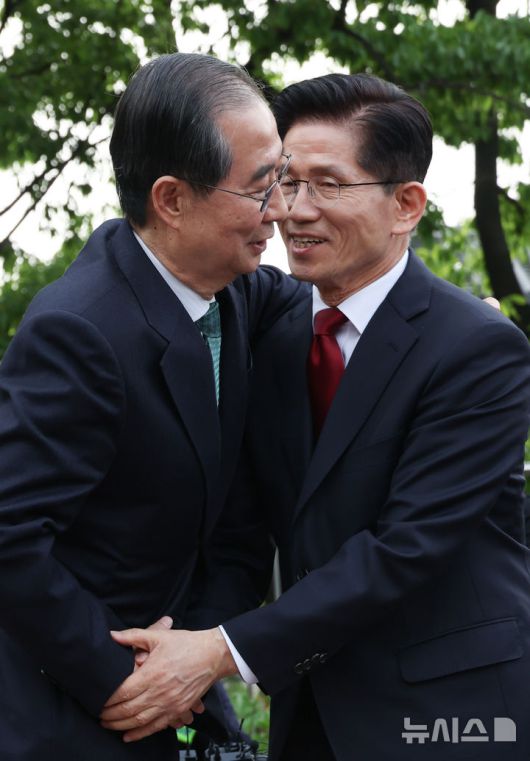 [서울=뉴시스] 권창회 기자 = 김문수 국민의힘 대선 후보와 한덕수 무소속 대선 후보가 8일 오후 서울 여의도 국회 강변서재에서 후보 단일화 관련 1:1 공개 회동을 마친 후 인사하고 있다. (공동취재) 2025.05.08. photo@newsis.com