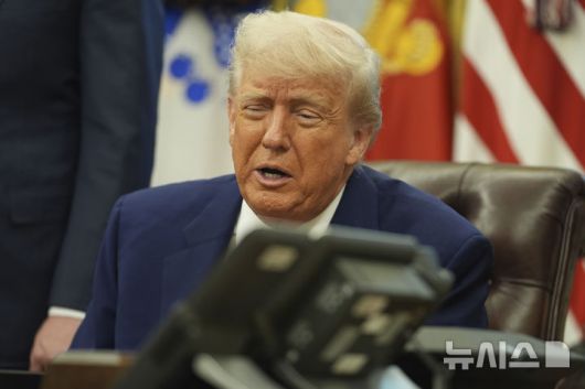 [워싱턴=AP/뉴시스]이재명 대통령과 도널드 트럼프 미국 대통령이 6일(현지 시간) 첫 전화통화를 진행했다. 사진은 지난달 8일 백악관 집무실에서 통화하는 트럼프 대통령의 모습. 2025.06.07.