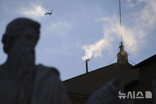 [바티칸=AP/뉴시스] 8일(현지 시간) 오후 9시경 바티칸 시국 시스티나 성당 굴뚝에서 교황 선출을 알리는 흰색 연기가 피어오르고 있다. 이날 제267대 교황으로 미국의 로버트 프랜시스 프레보스트(69) 추기경이 선출됐다.  새 교황의 즉위명은 '레오 14세'로  '레오'는 라틴어로 '사자'를 뜻한다. 2025.05.09.