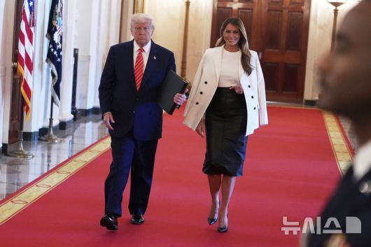 [워싱턴=AP/뉴시스] 도널드 트럼프 미국 대통령과 부인 멜라니아 트럼프 여사가 8일(현지 시간) 백악관에서 군인 어머니를 위한 행사에 참석하고 있다. 2025.05.09.