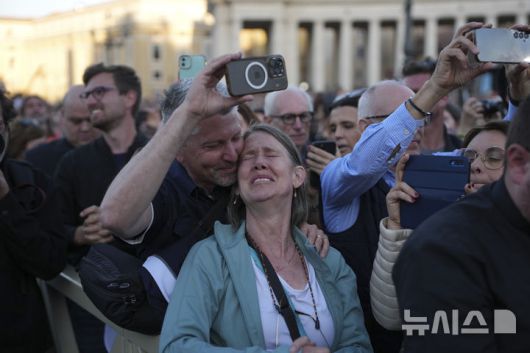[바티칸=AP/뉴시스] 8일(현지 시간) 바티칸 시국 성베드로 광장에 모인 사람들이 교황 선출 소식에 환호하고 있다. 이날 미국의 로버트 프랜시스 프레보스트(69) 추기경이 제267대 교황으로 선출됐으며 즉위명은 '레오 14세'다. 2025.05.09.