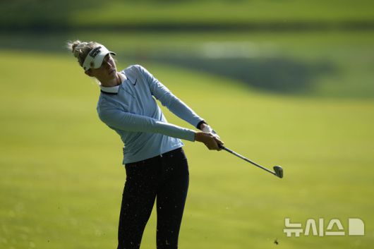 [저지시티=AP/뉴시스] 미국의 넬리 코르다가 9일(한국 시간) 미국 뉴저지주 저지시티의 리버티 내셔널 골프 클럽(파72)에서 열린 미국여자프로골프(LPGA) 투어 미즈호 아메리카스 오픈 1라운드 5번 홀에서 공을 치고 있다. 2025.05.09.