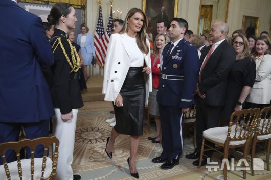 [워싱턴=AP/뉴시스] 도널드 트럼프 미국 대통령 부인 멜라니아 트럼프 여사가 8일(현지 시간) 백악관에서 열린 바버라 부시 여사 기념 우표 공개 행사에 참석한 후 이석하고 있다. 바버라 부시 여사는 미국의 제41대 대통령인 조지 H.W. 부시의 부인이자 제43대 대통령인 조지 W. 부시의 모친이다. 미국의 국민할머니로 불리며 문해교육, 독서장려 등 문맹 퇴치 운동에 앞장 선 인물이다. 지난 2018년 92세의 나이로 세상을 떠났다. 2025.05.09.