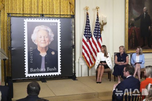 [워싱턴=AP/뉴시스] 도널드 트럼프 미국 대통령 부인 멜라니아 트럼프 여사가 8일(현지 시간) 백악관에서 열린 바버라 부시 여사 기념 우표 공개 행사에 참석해 있다. 바버라 부시 여사는 미국의 제41대 대통령인 조지 H.W. 부시의 부인이자 제43대 대통령인 조지 W. 부시의 모친이다. 미국의 국민할머니로 불리며 문해교육, 독서장려 등 문맹 퇴치 운동에 앞장 선 인물이다. 지난 2018년 92세의 나이로 세상을 떠났다. 2025.05.09.