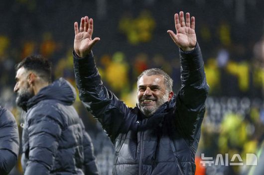 [보되=AP/뉴시스] 토트넘 홋스퍼의 안지 포스테코글루 감독이 8일(현지 시간) 노르웨이 보되 아스프미라 스타디움에서 열린 2024-25 유럽축구연맹(UEFA) 유로파리그(UEL) 준결승 2차전에서 보되/글림트를 꺾은 후 팬들에게 인사하고 있다. 손흥민이 결장한 토트넘이 2-0으로 승리해 1,2차전 합계 5-1로 UEL 결승에 진출했다. 2025.05.09.