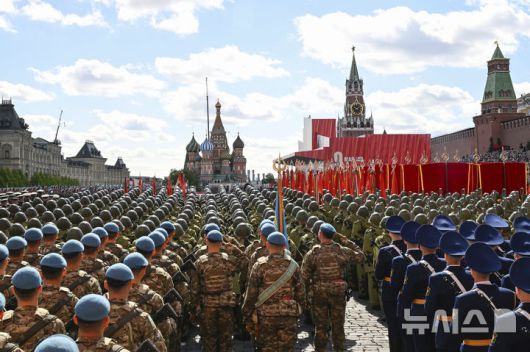 [모스크바=AP/뉴시스] 9일(현지 시간) 러시아 모스크바 붉은광장에서 러시아 군인들이 제2차 세계대전 승리 80주년(전승절) 기념 열병식에 참여하고 있다. 2025.05.09.