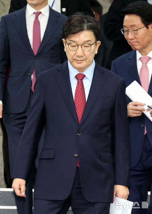 [서울=뉴시스] 조성봉 기자 = 권성동 국민의힘 원내대표가 9일 오전 서울 여의도 국회에서 열린 원내대책회의에 참석하고 있다. 2025.05.09. suncho21@newsis.com