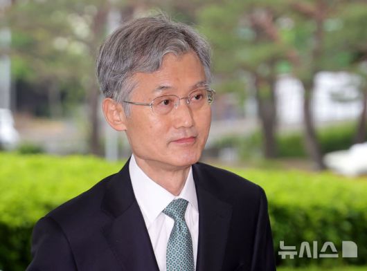 [서울=뉴시스] 홍효식 기자 = 더불어민주당이 이재명 대선 후보의 파기환송 판결 관련 조희대 대법원장에게 자진 사퇴를 공식 요구한 가운데 조 대법원장이 9일 오전 서울 서초구 대법원으로 출근하고 있다. 2025.05.09. yesphoto@newsis.com