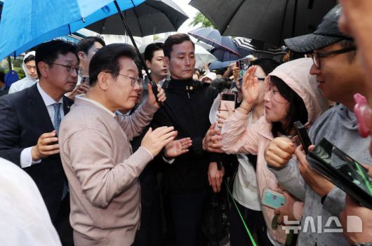 [경주=뉴시스] 조성우 기자 = 민심을 청취하는 '경청 투어'에 나선 이재명 더불어민주당 대선후보가 9일 경북 경주시 용강동 아파트단지 인근에서 시민들의 발언을 듣고 있다. 2025.05.09. xconfind@newsis.com