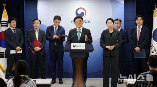 [서울=뉴시스] 김명원 기자 = 유상임 과학기술정보통신부 장관이 9일 오전 서울 종로구 정부서울청사에서 과기정통부 핵심과제 추진현황 브리핑을 하고 있다. 2025.05.09. kmx1105@newsis.com