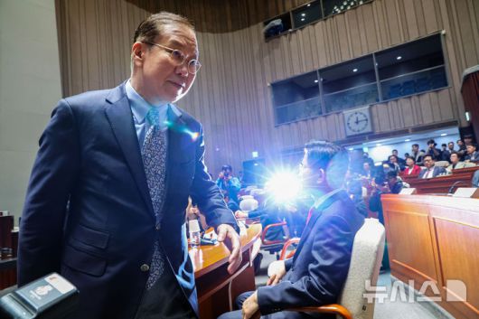 [서울=뉴시스] 권창회 기자 = 권영세 국민의힘 비상대책위원장이 9일 오전 서울 여의도 국회에서 열린 의원총회에서 발언을 마치고  김문수 국민의힘 대선 후보 옆을 지나가고 있다. 2025.05.09. kch0523@newsis.com