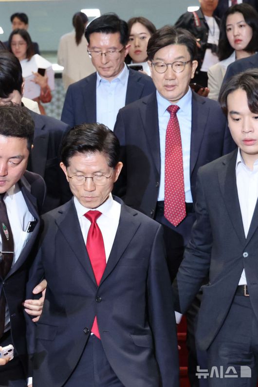 [서울=뉴시스] 권창회 기자 = 김문수 국민의힘 대선 후보가 9일 오전 서울 여의도 국회에서 열린 의원총회에서 퇴장한 뒤 차량으로 향하고 있다. 2025.05.09. kch0523@newsis.com