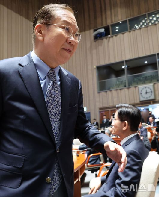 [서울=뉴시스] 권창회 기자 = 권영세 국민의힘 비상대책위원장이 9일 오전 서울 여의도 국회에서 열린 의원총회에서 발언을 마친 뒤 김문수 대선 후보를 지나 밖으로 나가고 있다. 2025.05.09. kch0523@newsis.com