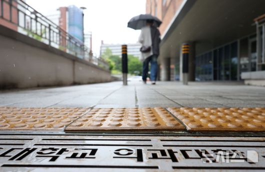 [서울=뉴시스] 김선웅 기자 = 서울 소재 의과대학에서 한 시민이 이동하고 있다. 2025.05.09. mangusta@newsis.com