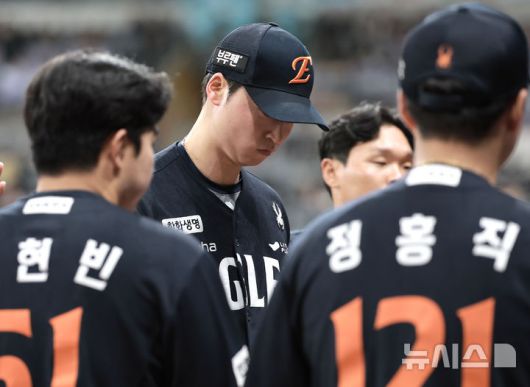 [서울=뉴시스] 정병혁 기자 = 지난 5월9일 서울 구로구 고척스카이돔에서 열린 2025 KBO리그 한화 이글스 대 키움 히어로즈의 경기, 4회말 무사 주자없는 상황 교체된 한화 투수 엄상백이 덕아웃을 향하고 있다. 2025.05.09. jhope@newsis.com