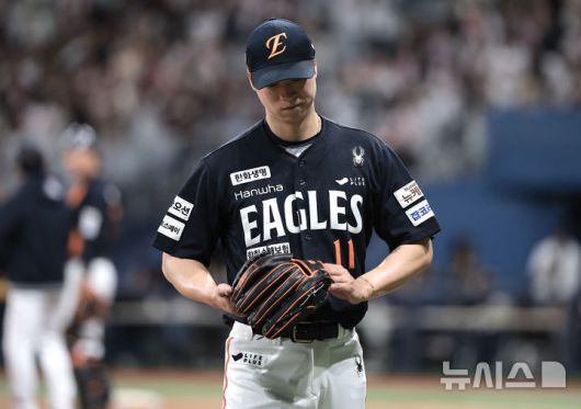 [서울=뉴시스] 정병혁 기자 = 지난달 9일 서울 구로구 고척스카이돔에서 열린 2025 KBO리그 한화 이글스 대 키움 히어로즈의 경기, 4회말 무사 주자없는 상황 교체된 한화 투수 엄상백이 덕아웃을 향하고 있다. 2025.05.09. jhope@newsis.com