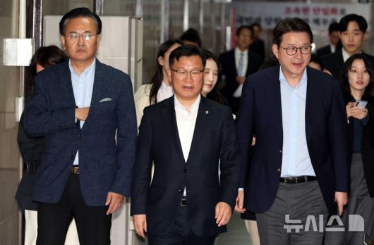 [서울=뉴시스] 조성봉 기자 = 이양수(가운데) 국민의힘 사무총장이 지난 9일 오후 서울 여의도 국회에서 열린 '김문수-한덕수 대선후보 측 단일화 협상'에 참석하고 있다.왼쪽부터 단일화추진본부장인 유상범 의원, 이 사무총장, 신동욱 수석대변인. 2025.05.09. suncho21@newsis.com