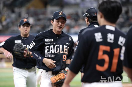 [서울=뉴시스] 정병혁 기자 = 9일 서울 구로구 고척스카이돔에서 열린 2025 KBO리그 한화 이글스 대 키움 히어로즈의 경기, 7회말 2사 1, 3루 상황 키움 김태진 땅볼 때 타구를 잡아 처리한 한화 2루수 황영묵이 덕아웃으로 향하며 기뻐하고 있다. 2025.05.09. jhope@newsis.com