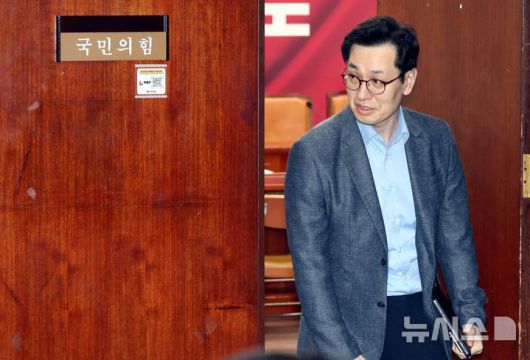 [서울=뉴시스] 조성봉 기자 = 한덕수 무소속 대선후보 측 손영택 전 국무총리 비서실장이 9일 오후 서울 여의도 국회에서  '김문수-한덕수 대선후보 측 단일화 협상'을 마치고 밖으로 나서고 있다. 2025.05.09. suncho21@newsis.com