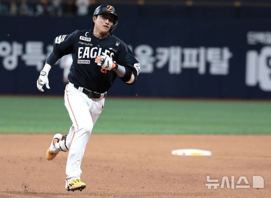 [서울=뉴시스] 정병혁 기자 = 9일 서울 구로구 고척스카이돔에서 열린 2025 KBO리그 한화 이글스 대 키움 히어로즈의 경기, 9회초 2사 2루 상황 한화 채은성이 1타점 3루타를 친 뒤 그라운드를 돌고 있다. 2025.05.09. jhope@newsis.com