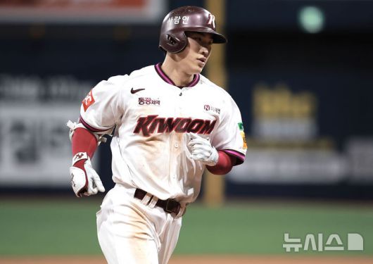 [서울=뉴시스] 정병혁 기자 = 9일 서울 구로구 고척스카이돔에서 열린 2025 KBO리그 한화 이글스 대 키움 히어로즈의 경기, 9회말 1사 주자없는 상황 키움 이주형이 솔로홈런을 친 뒤 그라운드를 돌고 있다. 2025.05.09. jhope@newsis.com