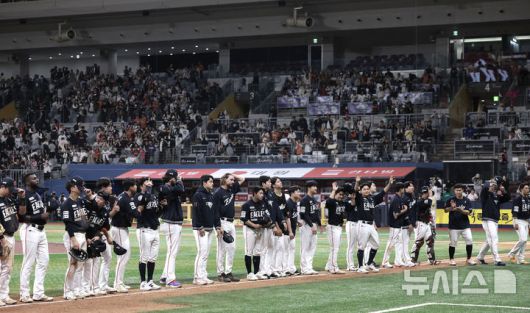 [서울=뉴시스] 정병혁 기자 = 9일 서울 구로구 고척스카이돔에서 열린 2025 KBO리그 한화 이글스 대 키움 히어로즈의 경기, 7-5로 승리한 한화 선수들이 기뻐하고 있다. 2025.05.09. jhope@newsis.com