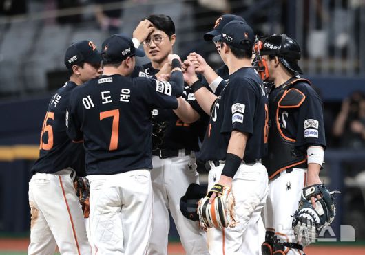 [서울=뉴시스] 정병혁 기자 = 9일 서울 구로구 고척스카이돔에서 열린 2025 KBO리그 한화 이글스 대 키움 히어로즈의 경기, 7-5로 승리한 한화 선수들이 기뻐하고 있다. 2025.05.09. jhope@newsis.com