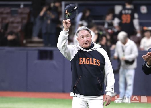 [서울=뉴시스] 정병혁 기자 = 9일 서울 구로구 고척스카이돔에서 열린 2025 KBO리그 한화 이글스 대 키움 히어로즈의 경기, 7-5로 승리해 10연승을 달성한 한화 김경문 감독이 팬들에게 인사하고 있다. 2025.05.09. jhope@newsis.com