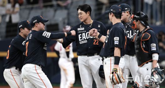 [서울=뉴시스] 정병혁 기자 = 9일 서울 구로구 고척스카이돔에서 열린 2025 KBO리그 한화 이글스 대 키움 히어로즈의 경기, 7-5로 승리한 한화 선수들이 기뻐하고 있다. 2025.05.09. jhope@newsis.com