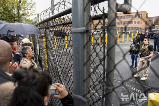 [뉴아크=AP/뉴시스] 뉴저지주 뉴어크시의 사설 교도소 앞에서 5월 9일 바라카시장 체포에 항의하는 민주당 연방  하원의원 보니 왓슨 콜맨. 2025. 05. 11.