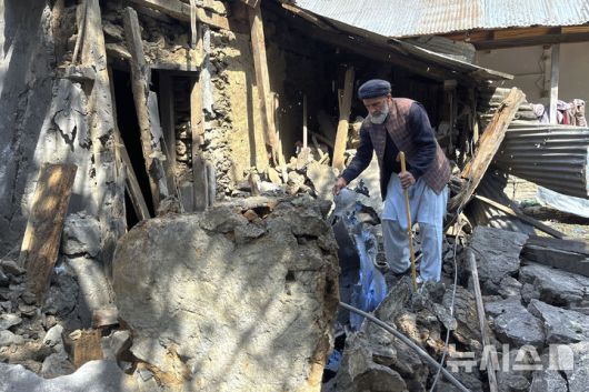 [샤코트=AP/뉴시스] 10일(현지 시간) 파키스탄령 카슈미르의 샤코트 마을에서 마을 주민이 인도군의 야간 폭격으로 훼손된 집을 살펴보고 있다. 2025.05.11.