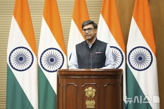 [뉴델리=AP/뉴시스] 비크람 미스리 인도 외교차관이 10일(현지 시간) 기자회견 하고 있다. 미스리 차관은 이날 오후 5시부터 파키스탄과 전면 휴전에 돌입했다고 발표했다. 2025.05.10.