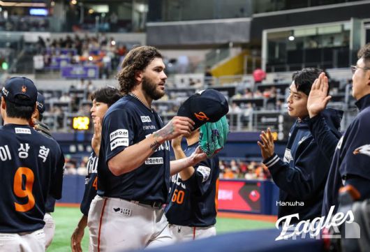 [서울=뉴시스] 프로야구 한화 이글스 코디 폰세(가운데)가 10일 서울 고척스카이돔에서 열린 2025 신한 쏠뱅크 KBO리그 키움 히어로즈와의 경기에 선발 등판 이닝을 마친 뒤 동료들의 격려를 받고 있다. (사진=한화 이글스 제공) 2025.05.10.