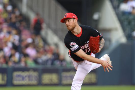 [서울=뉴시스] KIA 타이거즈 아담 올러가 10일 인천 SSG랜더스필드에서 열린 2025 신한 쏠뱅크 KBO리그 SSG 랜더스와의 경기에 선발 등판해 공을 던지고 있다. (사진=KIA 타이거즈 제공) 2025.05.10. *재판매 및 DB 금지