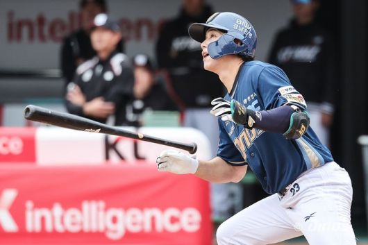 [서울=뉴시스] 프로야구 NC 다이노스 천재환이 지난 7일 수원 KT위즈파크에서 열린 2025 신한 쏠뱅크 KBO리그 KT 위즈와의 경기에서 홈런을 치고 타구를 바라보고 있다. (사진=NC 다이노스 제공) 2025.05.07. *재판매 및 DB 금지