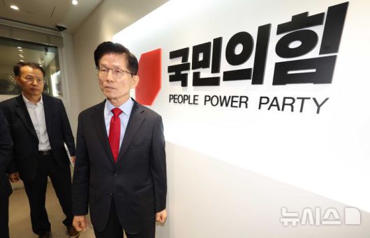 [서울=뉴시스] 조성봉 기자 = 김문수 국민의힘 대선후보가 10일 오전 서울 여의도 국민의힘 중앙당사 대통령후보실에 들어가고 있다. 2025.05.10. suncho21@newsis.com