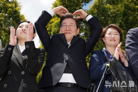 [함안=뉴시스] 조성우 기자 = 민심을 청취하는 '경청 투어'에 나선 이재명 더불어민주당 대선후보가 10일 경남 함안군 가야시장에서 즉흥 연설을 마친 뒤 하트를 그려 보이고 있다. 2025.05.10. xconfind@newsis.com