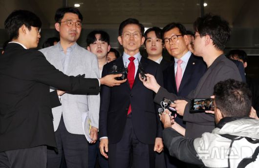 [서울=뉴시스] 조성봉 기자 = 국민의힘으로부터 대통령선거 후보 자격이 취소된 김문수 후보가 10일 오후 서울 양천구 남부지방법원에서 후보 선출취소 효력정지 가처분 심문기일에 출석을 마치고 입장발표를 하고 있다.2025.05.10. suncho21@newsis.com