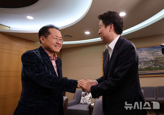 [인천공항=뉴시스] 이영환 기자 = 홍준표 전 대구시장이 10일 오후 인천국제공항 제1여객터미널에서 미국 출국을 앞두고 배웅온 이준석 개혁신당 대선후보와 악수를 나누고 있다. 2025.05.10. 20hwan@newsis.com