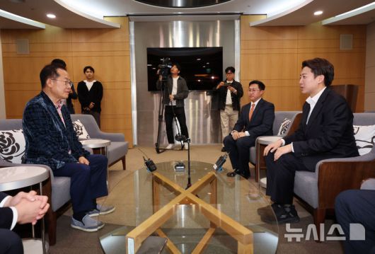 [인천공항=뉴시스] 이영환 기자 = 홍준표 전 대구시장이 10일 오후 인천국제공항 제1여객터미널에서 미국 출국을 앞두고 배웅온 이준석 개혁신당 대선후보와 대화를 하고 있다. 2025.05.10. 20hwan@newsis.com