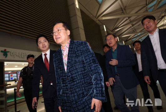 [인천공항=뉴시스] 이영환 기자 = 홍준표 전 대구시장이 10일 오후 인천국제공항 제1여객터미널을 통해 미국으로 출국하고 있다. 2025.05.10. 20hwan@newsis.com