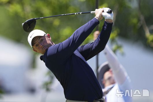 [플라워타운=AP/뉴시스] 로리 매킬로이(북아일랜드)가 10일(현지 시간) 미 펜실베이니아주 플라워타운의 필라델피아 크리켓 클럽에서 열린 미국프로골프(PGA) 투어 트루이스트 챔피언십 셋째 날 1번 홀에서 티샷을 하고 있다. 2025.05.09.