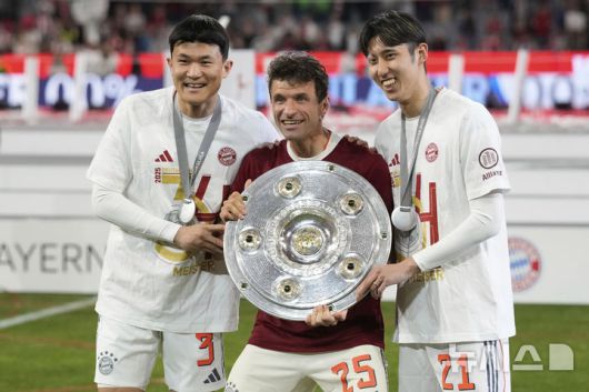 [뮌헨=AP/뉴시스] 독일 프로축구 분데스리가를 제패한 바이에른 뮌헨. 왼쪽부터 김민재, 토마스 뮐러, 이토 히로키. 2025. 5. 10.