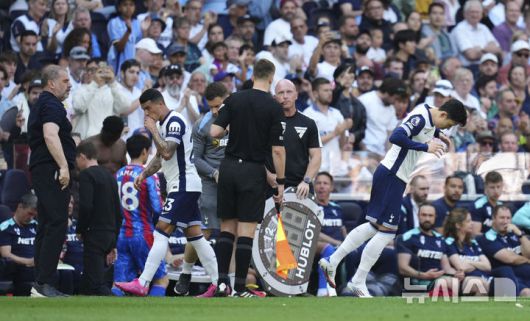 [런던=AP/뉴시스] 토트넘 홋스퍼의 손흥민(오른쪽)이 지난 11일(현지 시간) 영국 런던의 토트넘 홋스퍼 스타디움에서 열린 2024-25 프리미어리그 36라운드 크리스털 팰리스와 경기 후반 13분 교체 투입되고 있다. 손흥민은 8경기 만에 복귀했으며 토트넘은 0-2로 완패했다. 2025.05.12.